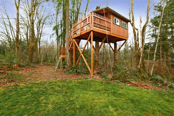 Деревянный дом с прогулочной палубой и лестницей — стоковое фото