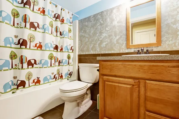 Интерьер ванной комнаты с веселым занавесом — стоковое фото