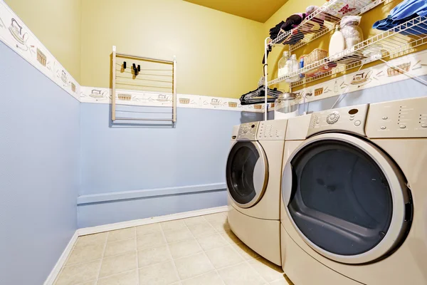 Wasserij kamer interieur in lichte blauwe en gele kleuren — Stockfoto