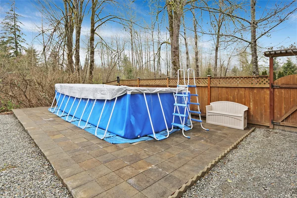 Achtertuin met jacuzzi in het vroege voorjaar — Stockfoto