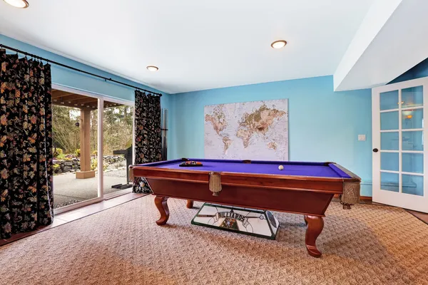 Entertainment room with pool table — Stock Photo, Image