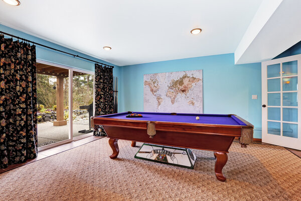 Entertainment room with pool table