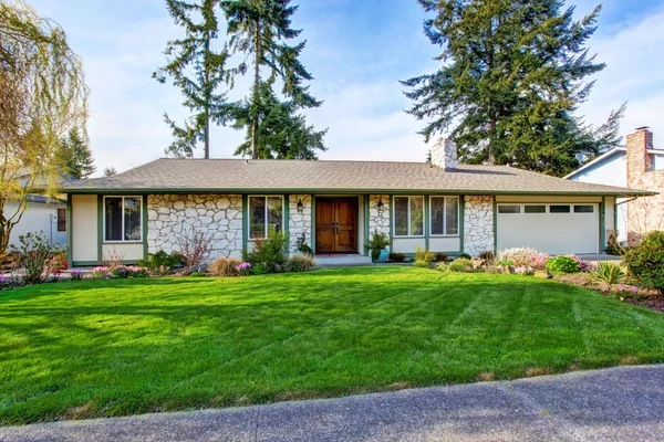 House exterior with stone wall trim — Stock Photo, Image