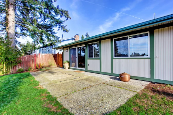 Exterior de la casa. patio con deck de retiradabuitenkant van het huis. achtertuin met staking dek — Stockfoto