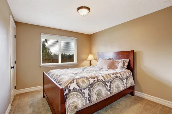 Interior del dormitorio con cama de madera — Foto de Stock