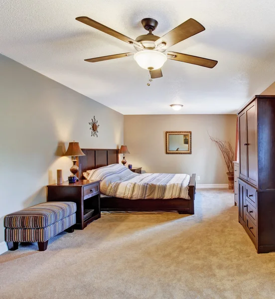 Dormitorio con muebles elegantes — Foto de Stock