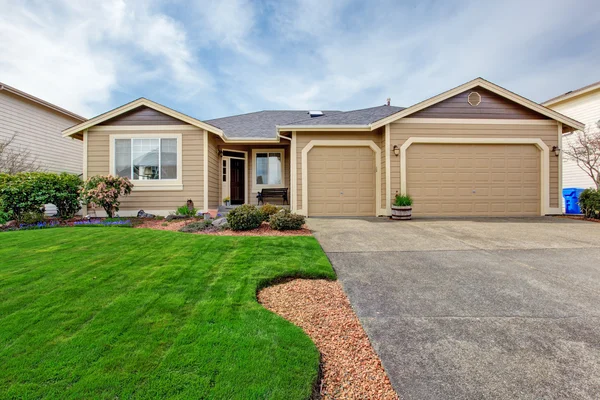 Casa exterior. Vista del porche de entrada y la entrada — Foto de Stock