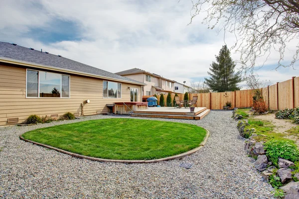 Neues modernes Haus verfügt über einen Hinterhof mit Patio