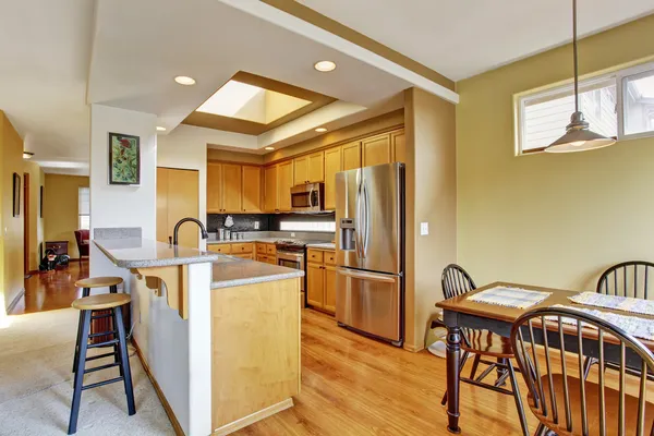 Sala de cozinha com clarabóia e área de jantar — Fotografia de Stock
