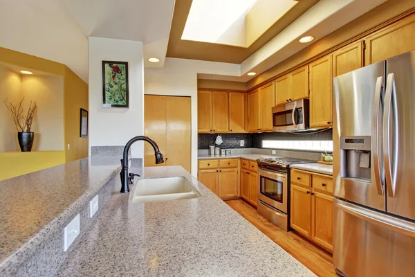 Kitchen room with steel appliances and granite tops — Stock Photo, Image