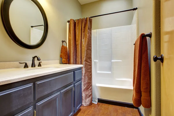 Salle de bain avec meuble lavabo brun foncé — Photo