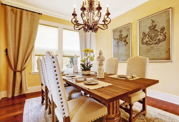 Salle à manger de luxe avec table en bois sculpté — Photo