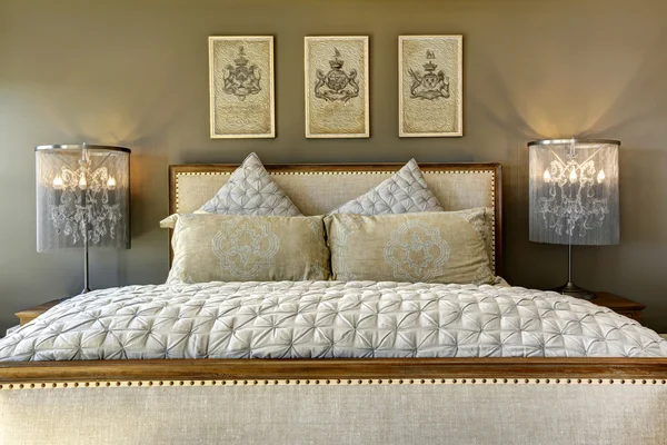 Роскошная деревянная кровать с подушками — стоковое фото