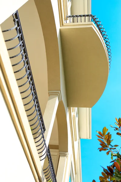 Архитектурные детали. Балкон и терраса — стоковое фото