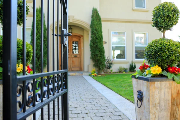 Entrance wrought iron gate to luxury house — Stock Photo, Image