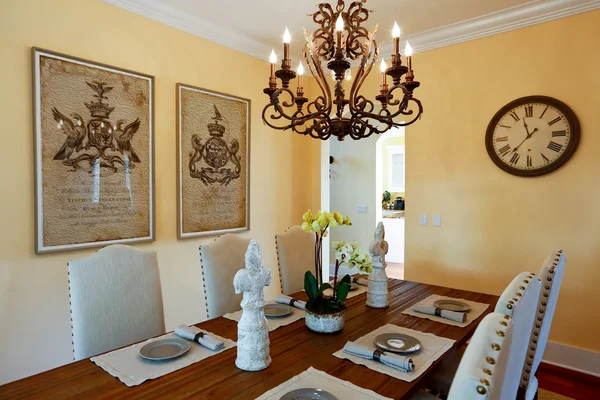 Mesa de comedor servida en casa de lujo — Foto de Stock