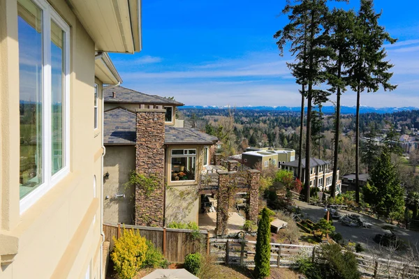 Amecian luxury house and scenic skyline view — Stock Photo, Image