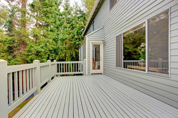 Walkout deck overlooking green belt — Stock Photo, Image