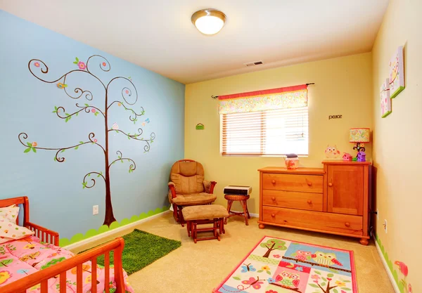 Веселый интерьер детской комнаты — стоковое фото