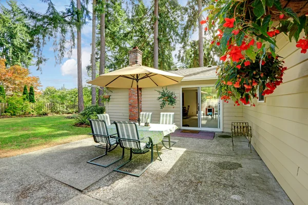 Platteland huis achtertuin met patio tabel — Stockfoto