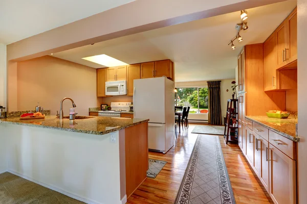 Kitchen room with walk-through hall — Stock Photo, Image