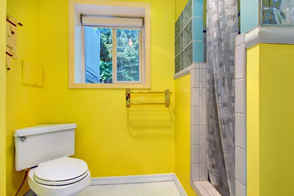 Interior do banheiro amarelo brilhante — Fotografia de Stock