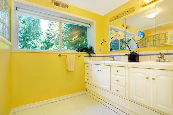 Zářivě žluté koupelny interiér — Stock fotografie