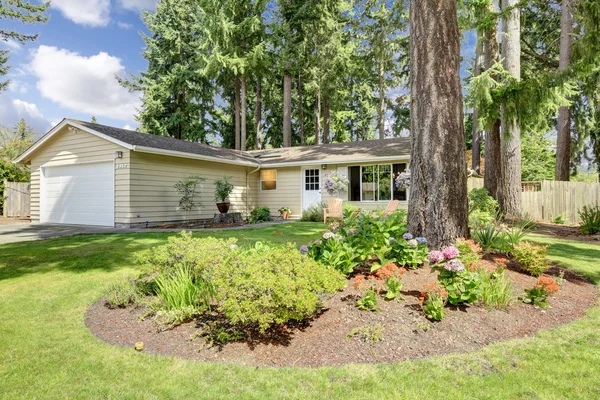 Maison de campagne extérieur avec appel de trottoir — Photo