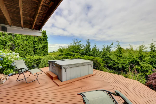 Terrasse confortable avec jacuzzi donnant sur la nature pittoresque — Photo