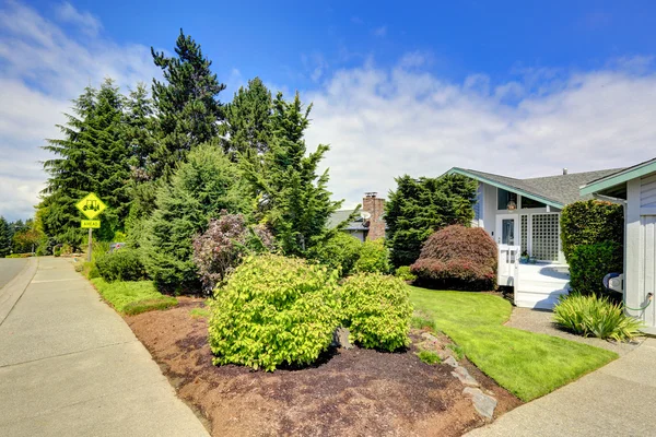 Casa exterior con paisaje — Foto de Stock