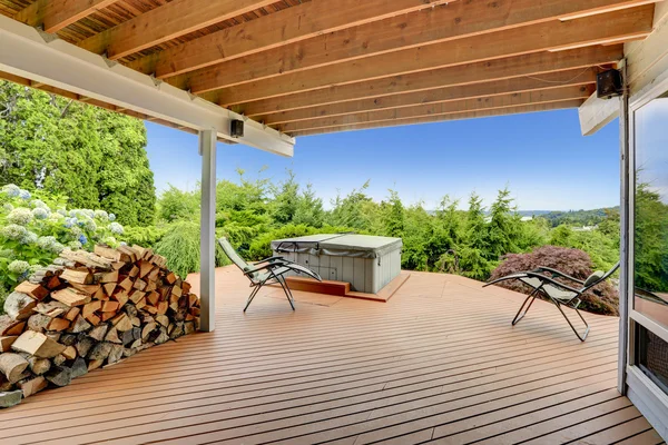 Уютная палуба с джакузи с видом на живописную природу — стоковое фото