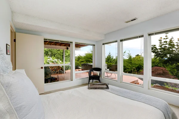 Beautiful white bedroom with glass wall — Stock Photo, Image