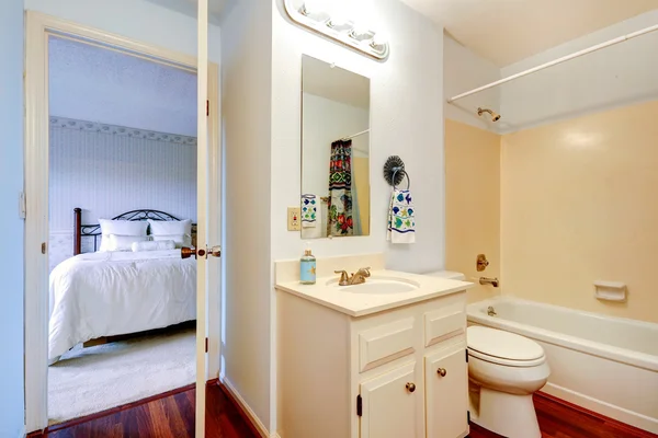 Интерьер ванной комнаты в главной спальне — стоковое фото