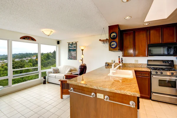 Interior de la casa. Cocina con pared de cristal sala de estar — Foto de Stock