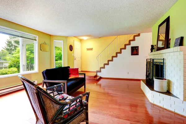 Interior de la casa. Salón con chimenea de ladrillo blanco — Foto de Stock