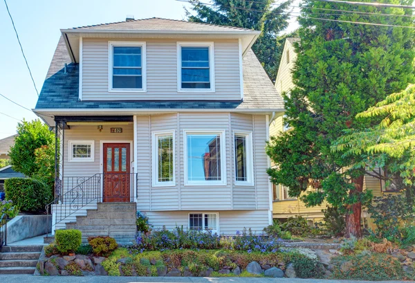 Casa americana exterior em estilo clássico com curb appeal — Fotografia de Stock