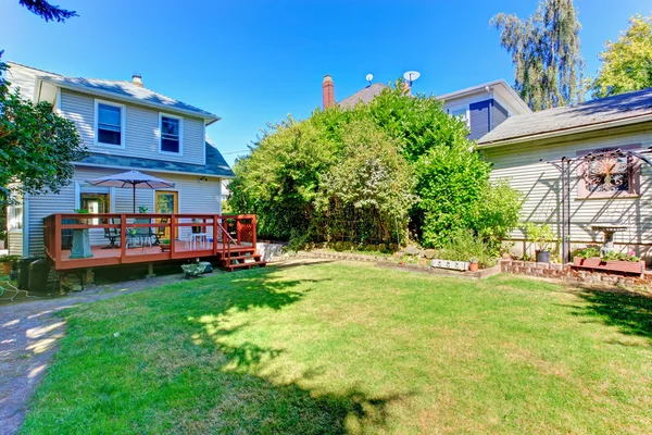 Huis met achtertuin staking dek en patio gebied — Stockfoto