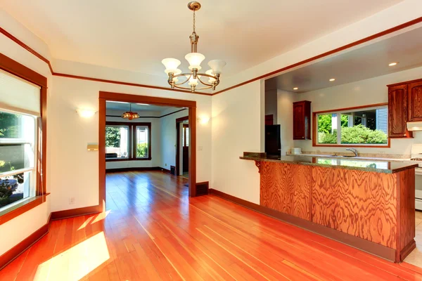 Intérieur de la maison vide en ivoire doux avec garniture marron — Photo