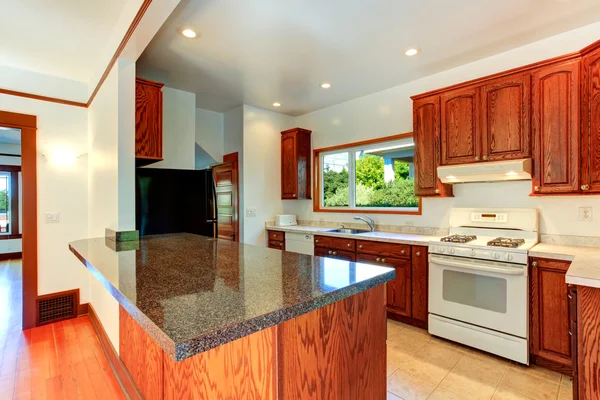 De kabinetten van de keuken met granieten toppen en witte toestellen — Stockfoto