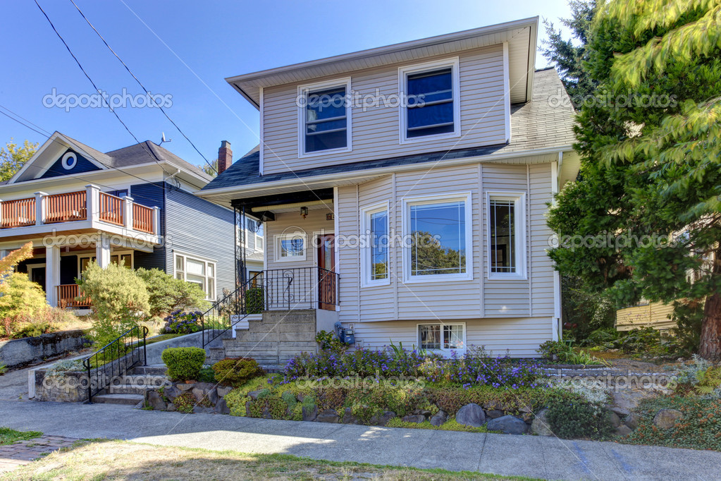 Exterior de la casa americana en estilo clásico, con atractivo — Foto