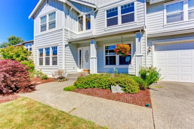 büyük evin dış. driveway ve ön Bahçe Manzaralı