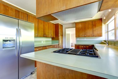 Yeşil üstleri ile mutfak dolapları