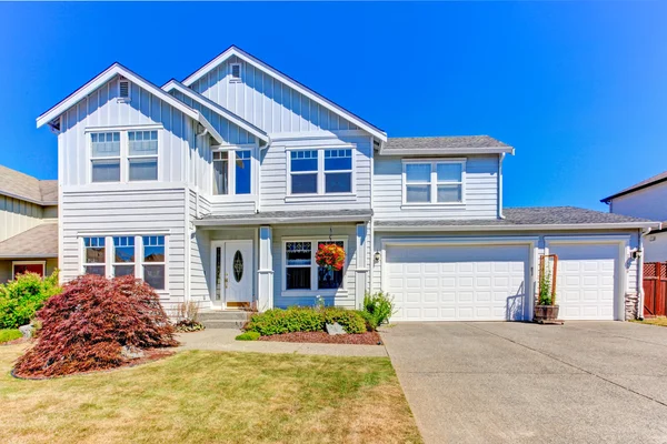 Large house exterior. Driveway and front yard view — Stock Photo, Image