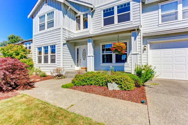 Large house exterior. Driveway and front yard view — Stock Photo, Image