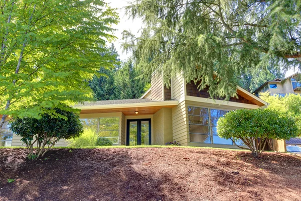 Moderno exterior de la casa con atractivo acera. Vista desde la entrada —  Fotos de Stock