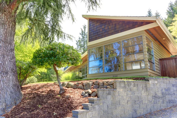Modern house exterior with glass wall. View from driveway — Stock Photo, Image