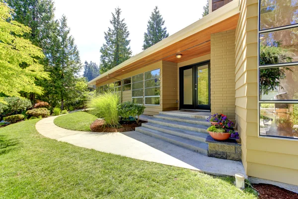 Moderna casa exterior con pared de cristal y paisaje — Foto de Stock