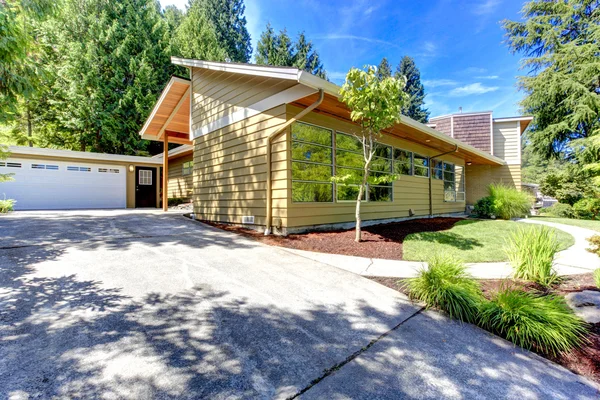 House exterior with garage and driveway — Stock Photo, Image