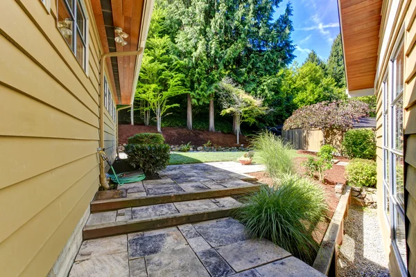 Backyard walkout deck and landscape — Stock Photo, Image