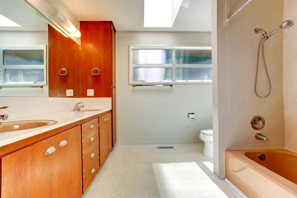 Интерьер ванной комнаты в пустом доме — стоковое фото